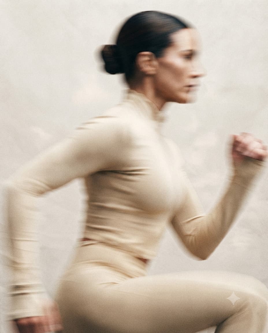 Mujer corriendo con ropa deportiva beige